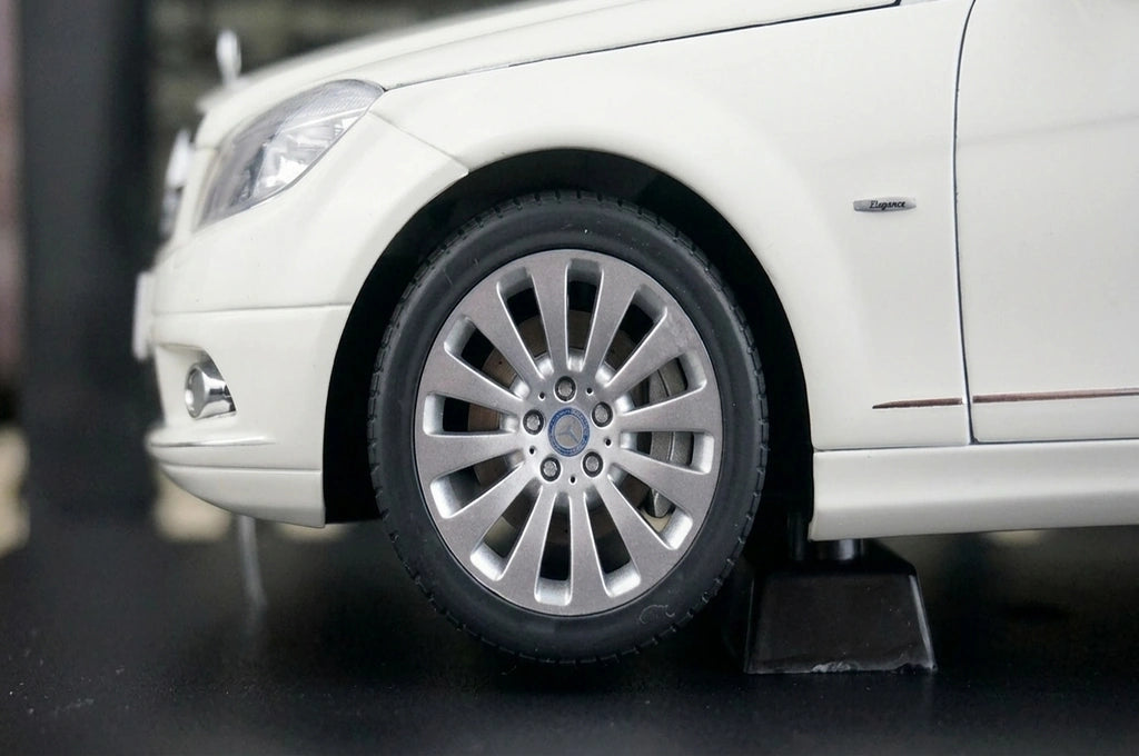 [AutoArt] 1:18 Mercedes-Benz 2007 Classe C Sedan Modello Bianco Modello Pressofuso