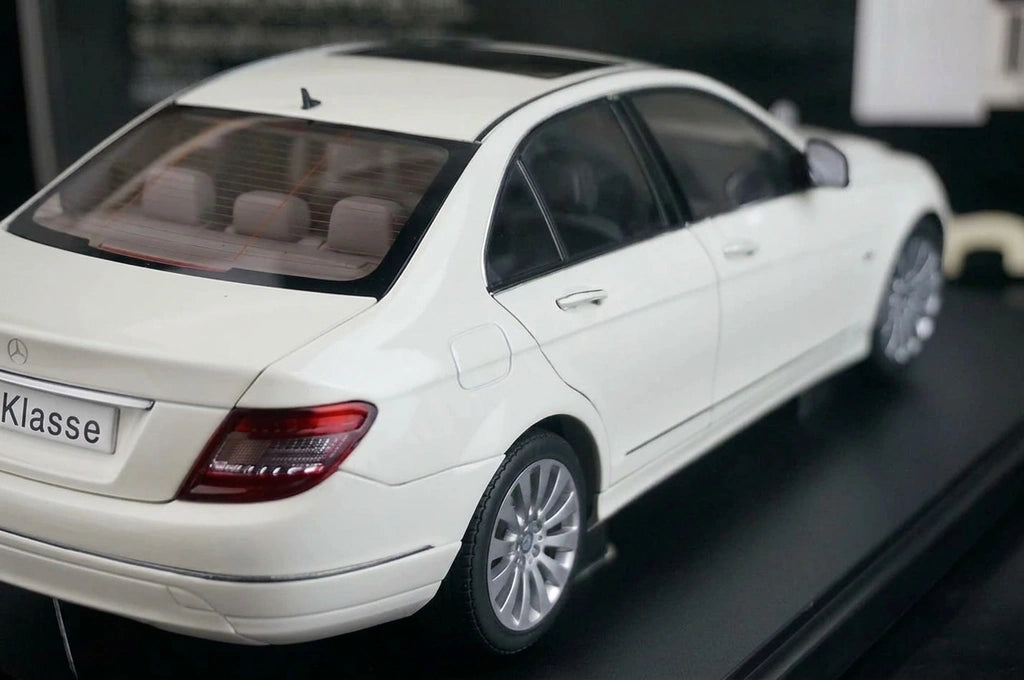 [AutoArt] 1:18 Mercedes-Benz 2007 Classe C Sedan Modello Bianco Modello Pressofuso