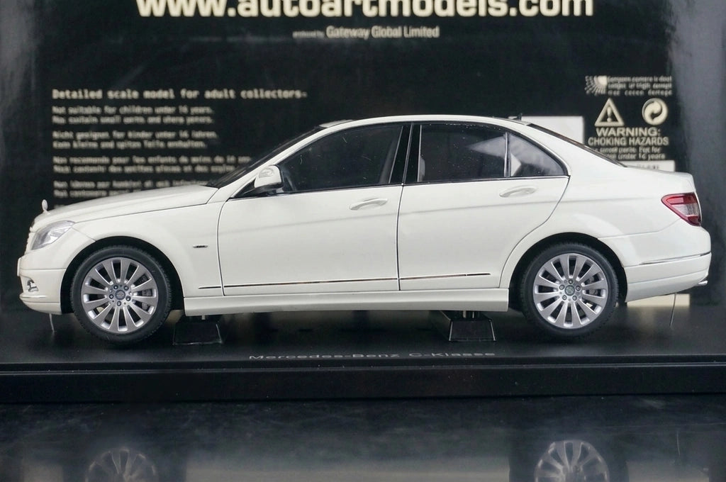 [AutoArt] 1:18 Mercedes-Benz 2007 Classe C Sedan Modello Bianco Modello Pressofuso