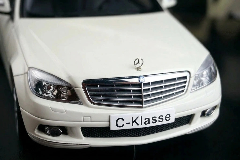 [AutoArt] 1:18 Mercedes-Benz 2007 Classe C Sedan Modello Bianco Modello Pressofuso