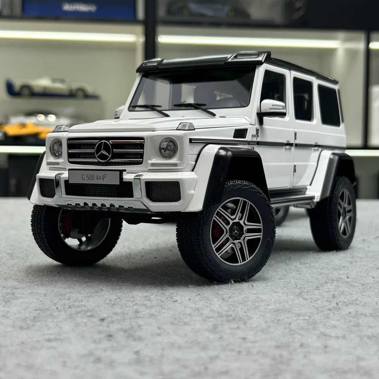 AutoArt Mercedes-Benz 2015 G 500 4x4 Squared White 1:18 – samlarobjekt gjutna modeller i gjutna form