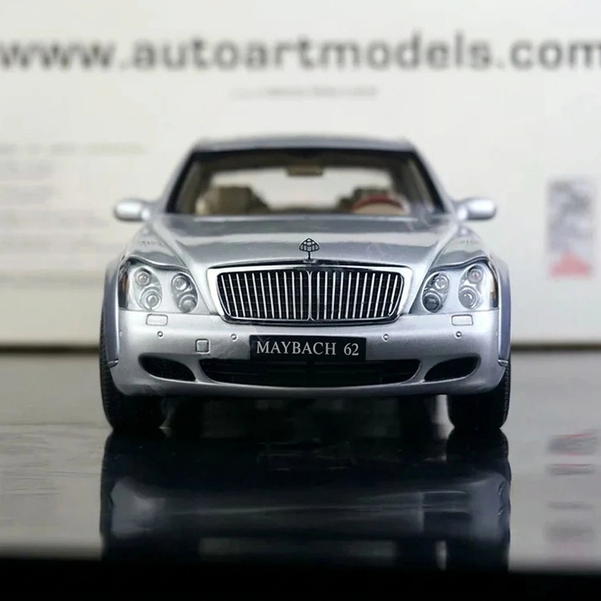 [AutoArt] 1:18 Mercedes-Maybach 2002 62 modello di auto argento e blu in metallo pressofuso