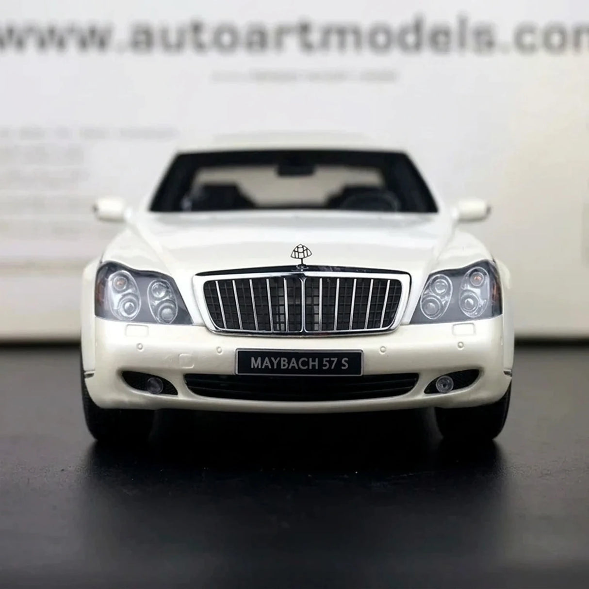 [AutoArt] 1:18 Mercedes-Maybach 2005 57S Modello bianco di auto in metallo pressofuso