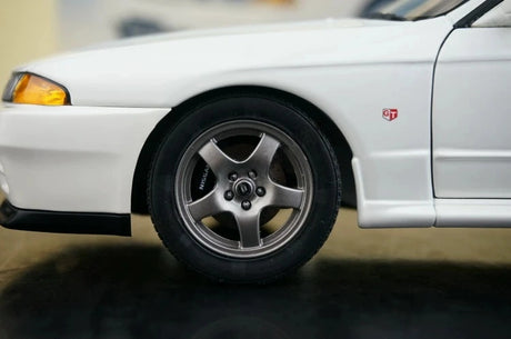 AutoArt Nissan 1989 Skyline GT-R R32 Street First Release White 1:18 – Sammlerobjekt aus Druckguss
