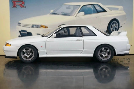 AutoArt Nissan 1989 Skyline GT-R R32 Street First Release White 1:18 – Sammlerobjekt aus Druckguss