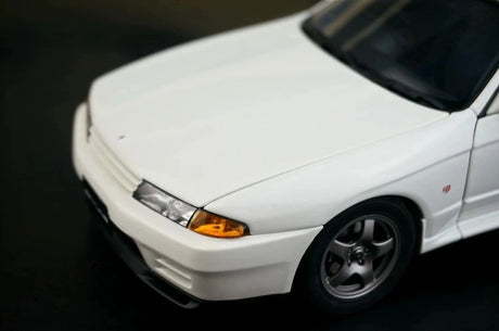 AutoArt Nissan 1989 Skyline GT-R R32 Street First Release White 1:18 – Sammlerobjekt aus Druckguss