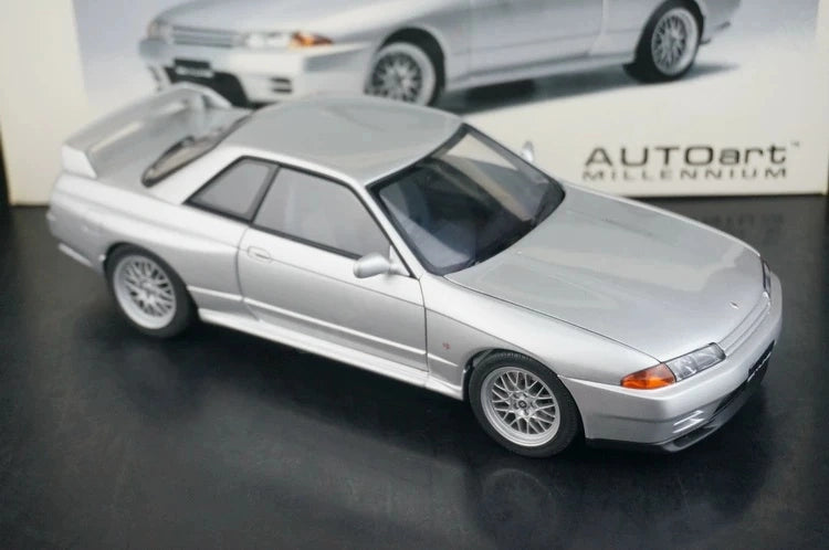 AutoArt Nissan 1994 Skyline GT-R R32 V-Spec II Silver 1:18 – نموذج معدني قابل للجمع مصبوب.