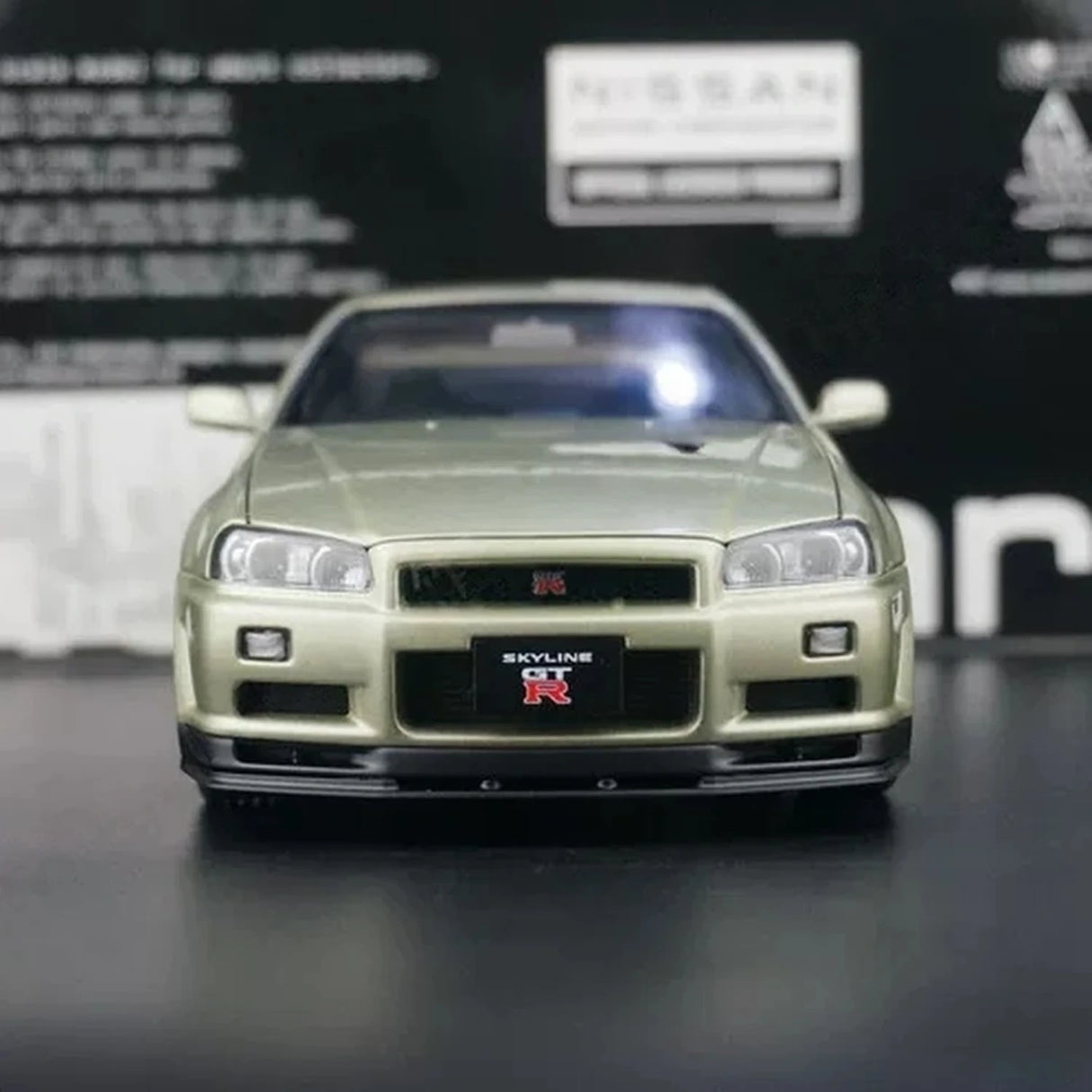 AutoArt Nissan 2000 Skyline GT-R R34 V-Spec II BBS Wheel Gold 1:18 – Modello da collezione pressofuso