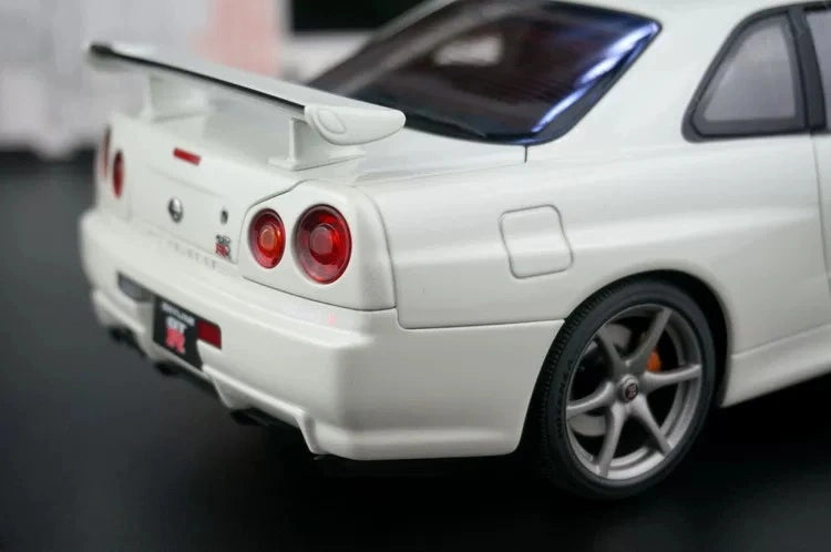 AutoArt Nissan 2000 Skyline GT-R R34 V-Spec II White 1:18 – نموذج معدني قابل للجمع مصبوب.