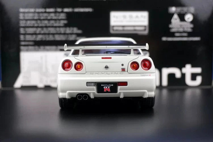 AutoArt Nissan 2000 Skyline GT-R R34 V-Spec II White 1:18 – نموذج معدني قابل للجمع مصبوب.