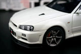 AutoArt Nissan 2000 Skyline GT-R R34 V-Spec II White 1:18 – نموذج معدني قابل للجمع مصبوب.