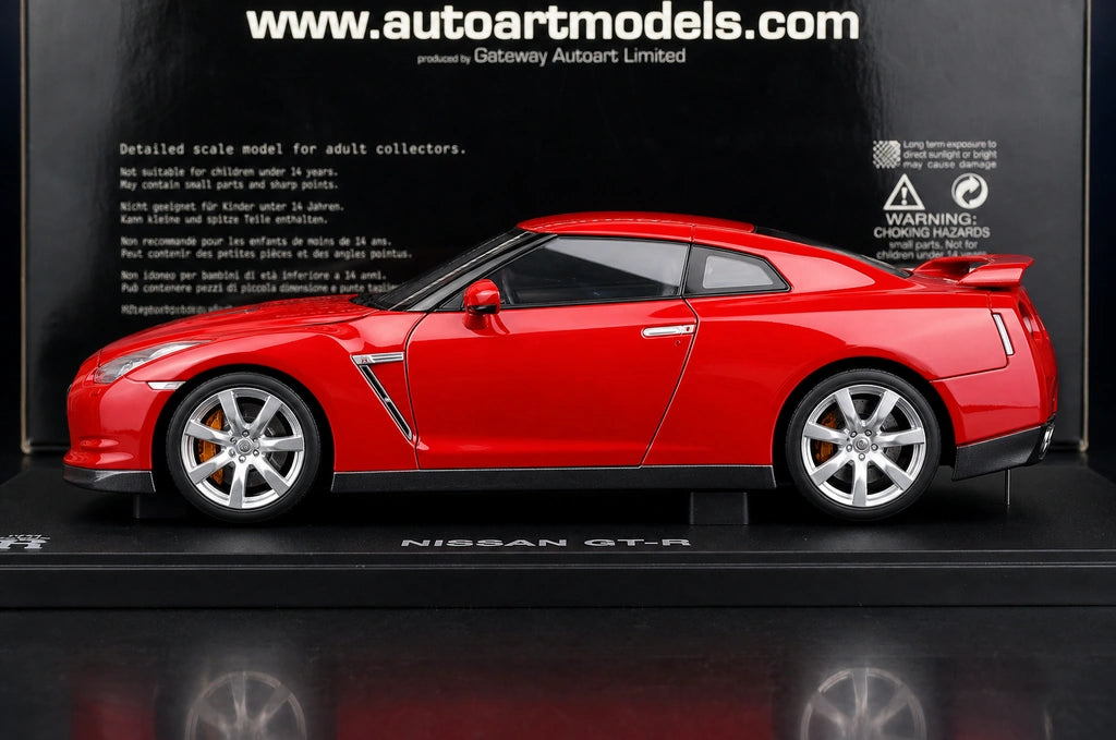 AutoArt Nissan 2009 GT-R R35 ريد 1:18 – نموذج معدني قابل للجمع مصبوب.