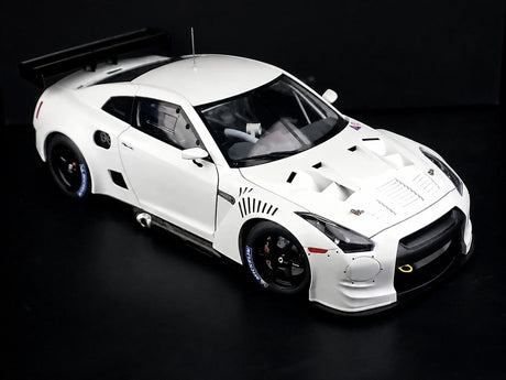 AutoArt Nissan 2010 GT-R R35 GT1 Off White 1:18 – Sammelobjekt aus Druckguss