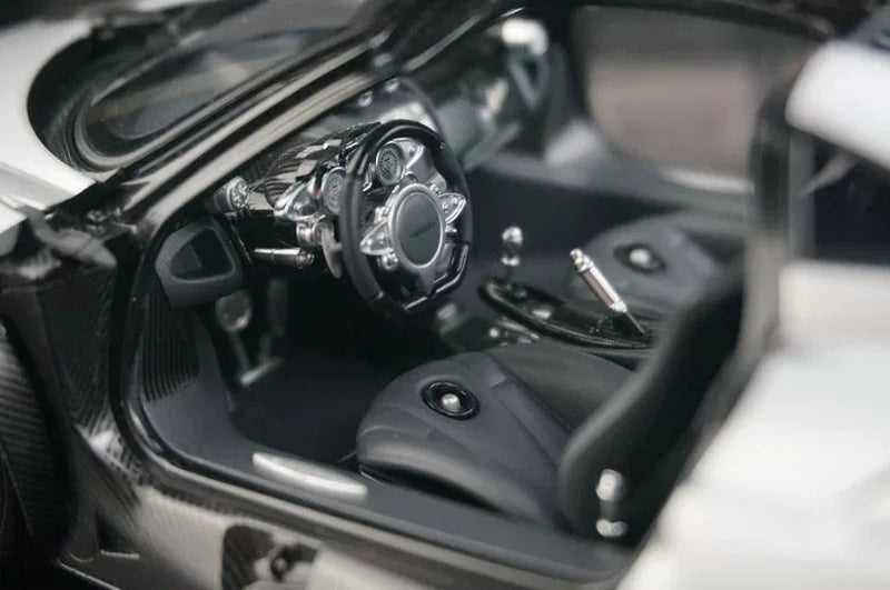 [AutoArt] 1:18 Pagani 2012 Huayra Silver Model Car Die-Cast