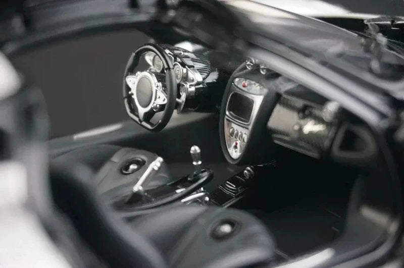 [AutoArt] 1:18 Pagani 2012 Huayra Silver Model Car Die-Cast
