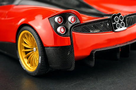 AutoArt Pagani 2017 Huayra Roadster ريد 1:18 – نموذج معدني قابل للجمع مصبوب.
