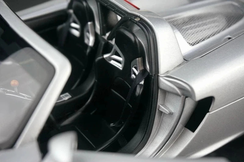 [AutoArt] 1:18 Porsche 2004 Carrera GT Silver Model Car Die-Cast
