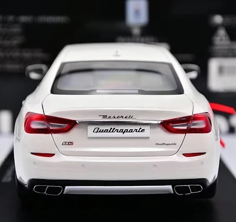 [AutoArt] 1:18 Maserati 2015 Quattroporte GTS White Model Car Die-Cast