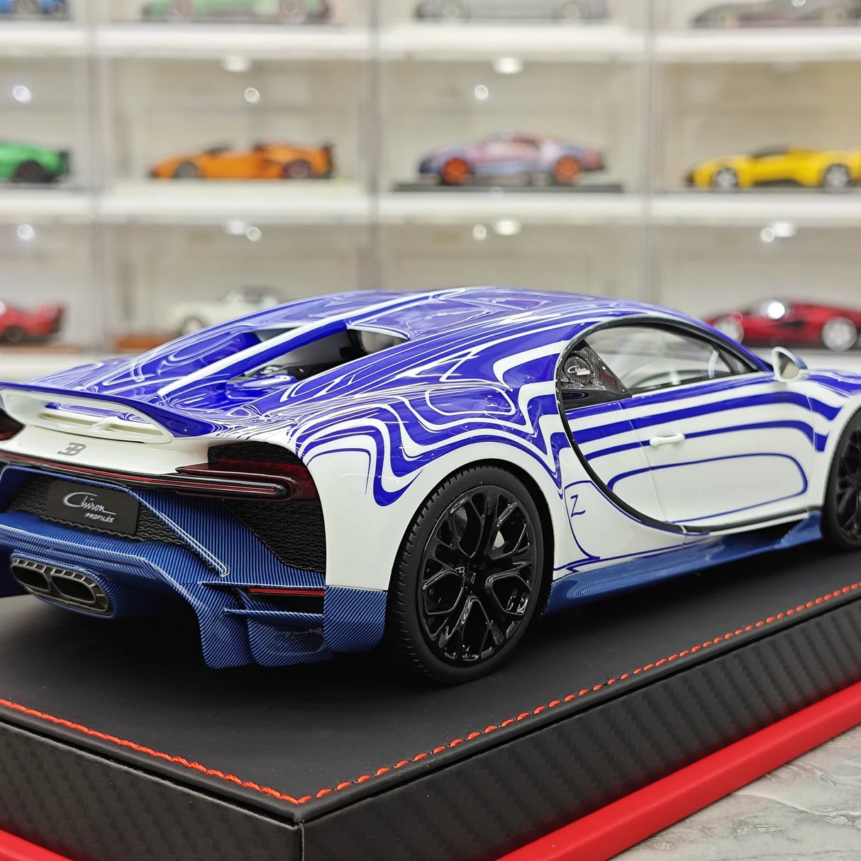 BBA Bugatti 2022 Chiron Profilee الأبيض والأزرق 1:18 – راتنج نموذجي قابل للجمع