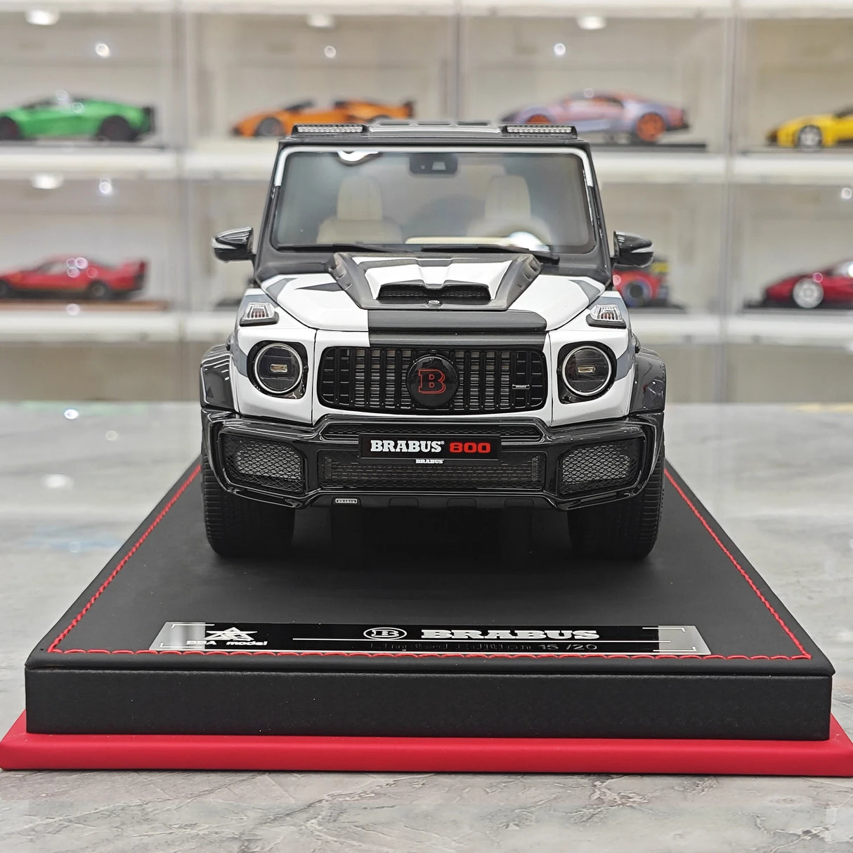 BBA Mercedes-Brabus 2025 G800 Camouflage Red Badge 1:18 – Résine de modèle en résine de collection
