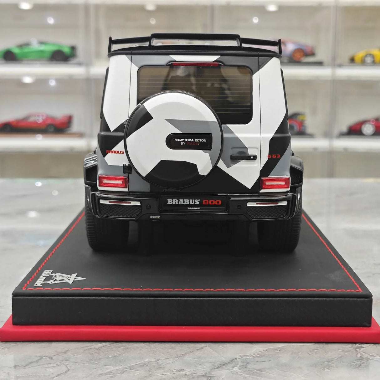 BBA Mercedes-Brabus 2025 G800 Camouflage Red Badge 1:18 – Résine de modèle en résine de collection