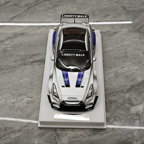 BBA Nissan 2024 GT-R R35 35GT-RR Silver 1:18 – Sammelobjekt-Resin-Modellharz