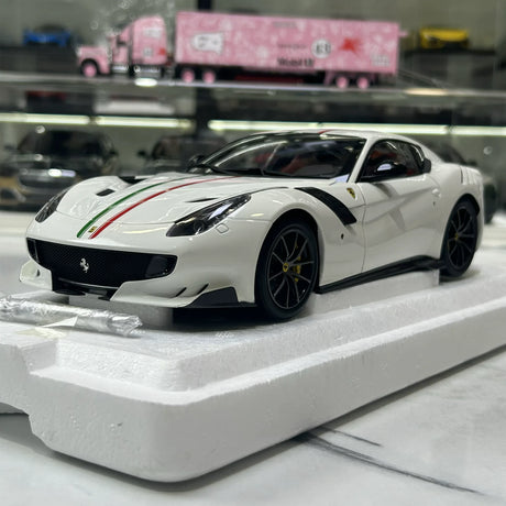 BBR Ferrari 2015 F12tdf Bianco Avus Bandera Italiana 1:18 – Modelo de resina coleccionable