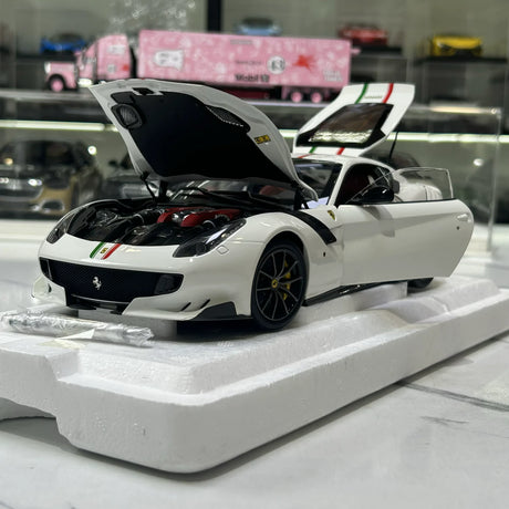 BBR Ferrari 2015 F12tdf Bianco Avus Bandera Italiana 1:18 – Modelo de resina coleccionable