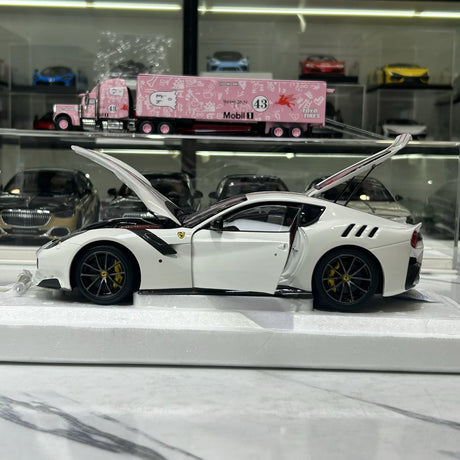 BBR Ferrari 2015 F12tdf Bianco Avus Bandera Italiana 1:18 – Modelo de resina coleccionable