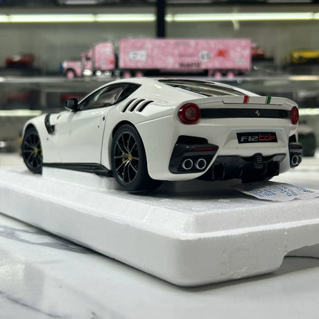 BBR Ferrari 2015 F12tdf Bianco Avus Bandera Italiana 1:18 – Modelo de resina coleccionable