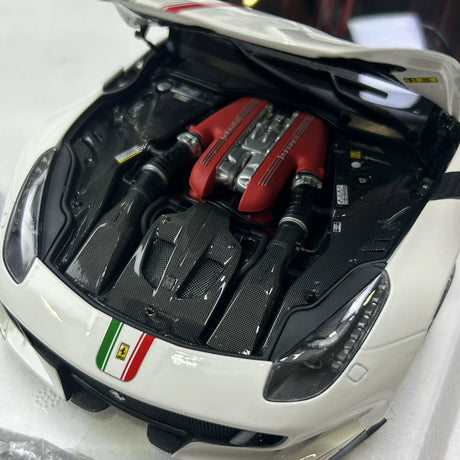 BBR Ferrari 2015 F12tdf Bianco Avus Bandera Italiana 1:18 – Modelo de resina coleccionable