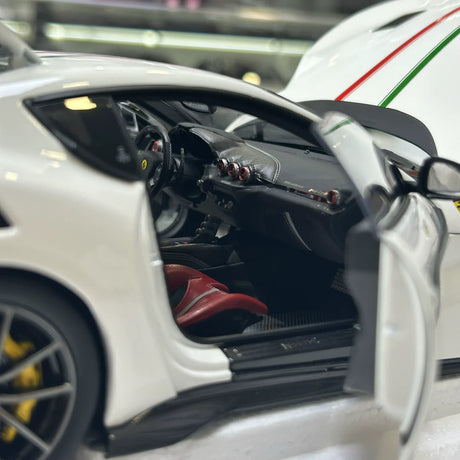 BBR Ferrari 2015 F12tdf Bianco Avus Bandera Italiana 1:18 – Modelo de resina coleccionable