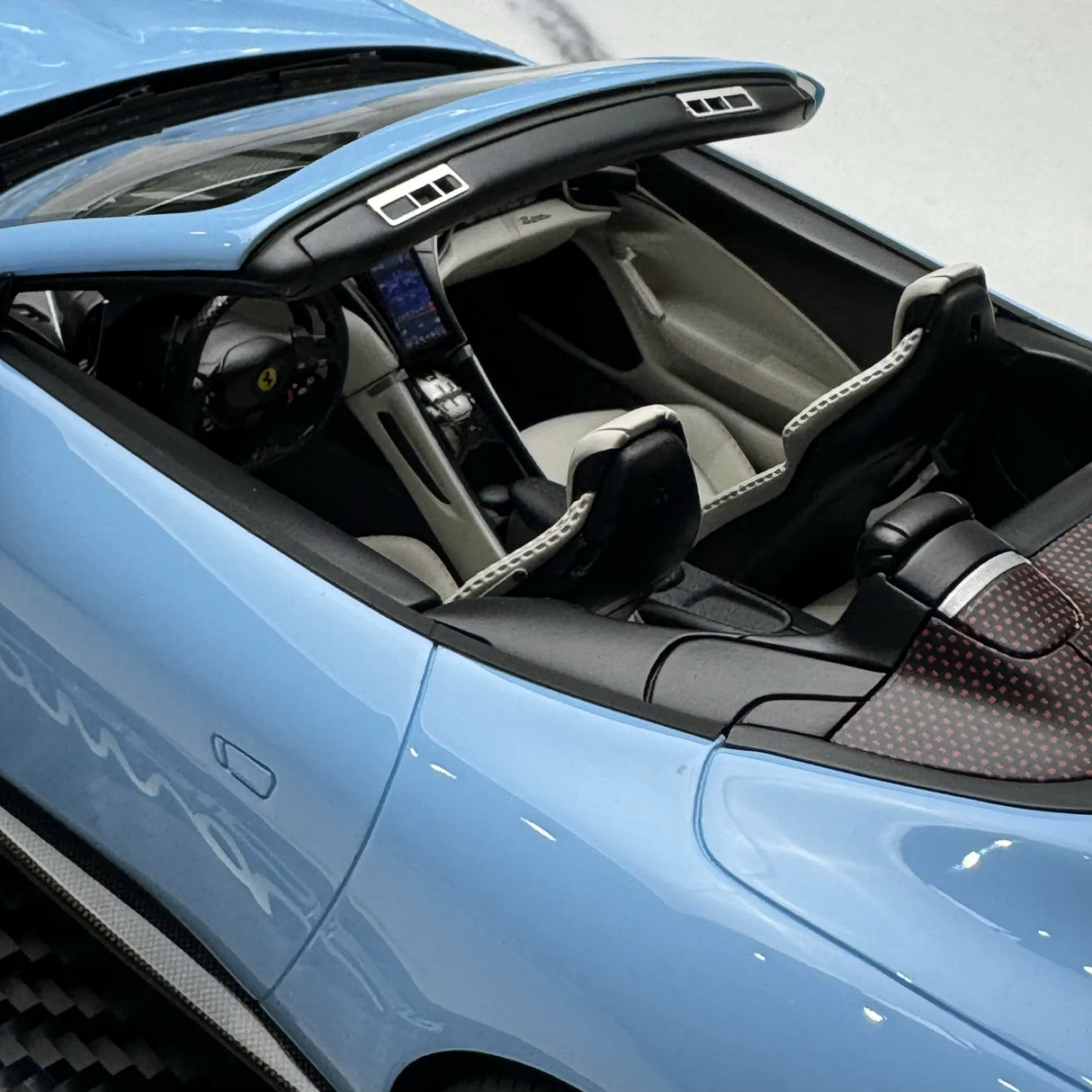 BBR Ferrari 2023 روما سبايدر أزورو لا بلاتا 1:18 – راتنج نموذجي قابل للجمع