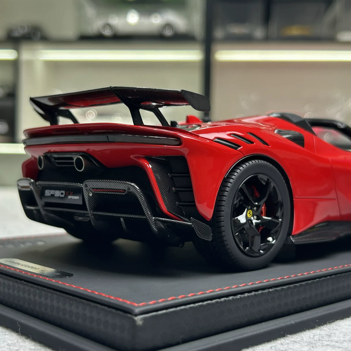BBR Ferrari 2023 SF90 XX Spider Rosso Corsa 1:18 – Sammelobjekt-Resin-Modell-Resin