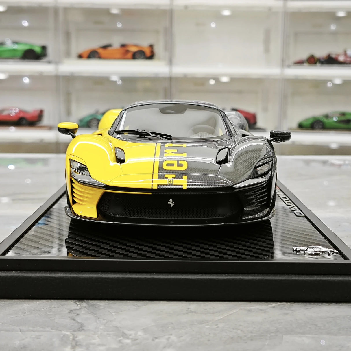 BBR Ferrari 2025 Daytona SP3 599+1 1:18 con tetto chiuso su misura – Modello in resina collezionabile