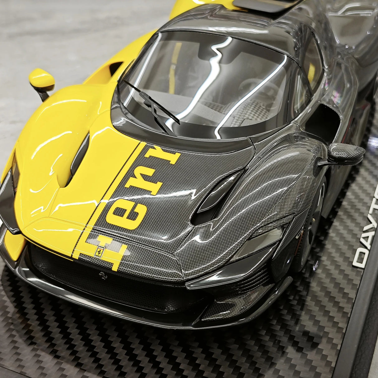 BBR Ferrari 2025 Daytona SP3 599+1 1:18 con tetto chiuso su misura – Modello in resina collezionabile