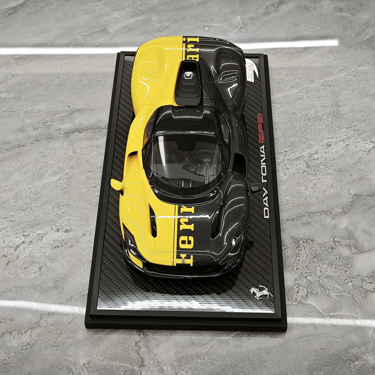 BBR Ferrari 2025 Daytona SP3 599+1 1:18 con tetto chiuso su misura – Modello in resina collezionabile