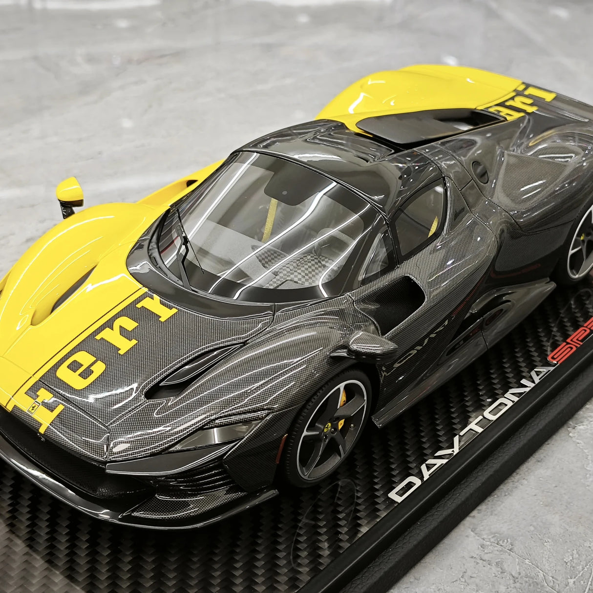 BBR Ferrari 2025 Daytona SP3 599+1 1:18 con tetto chiuso su misura – Modello in resina collezionabile