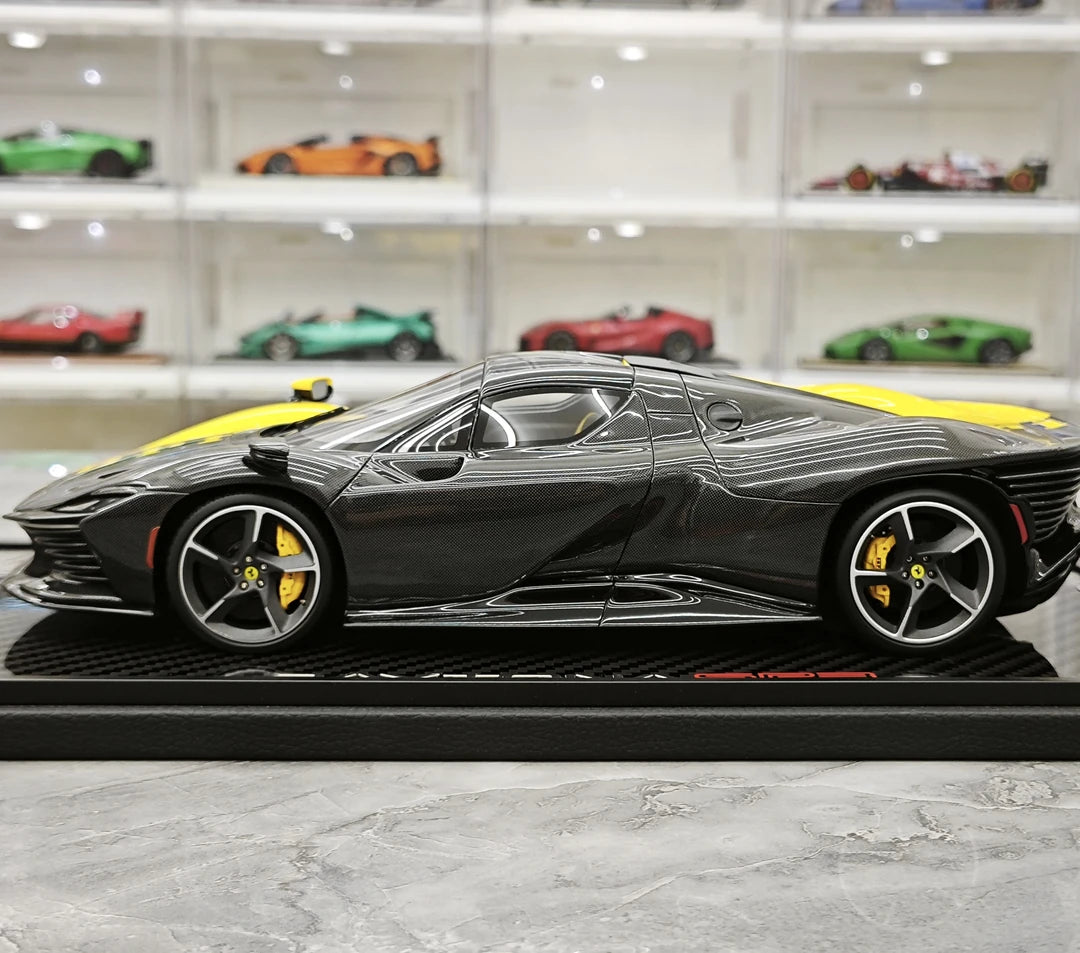 BBR Ferrari 2025 Daytona SP3 599+1 1:18 con tetto chiuso su misura – Modello in resina collezionabile