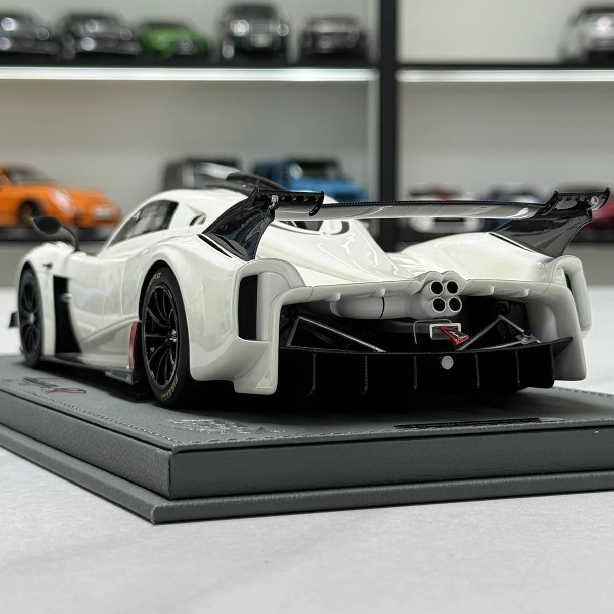 BBR Pagani 2021 Huayra R White 1:18 – Verzamelbare resin modelhars