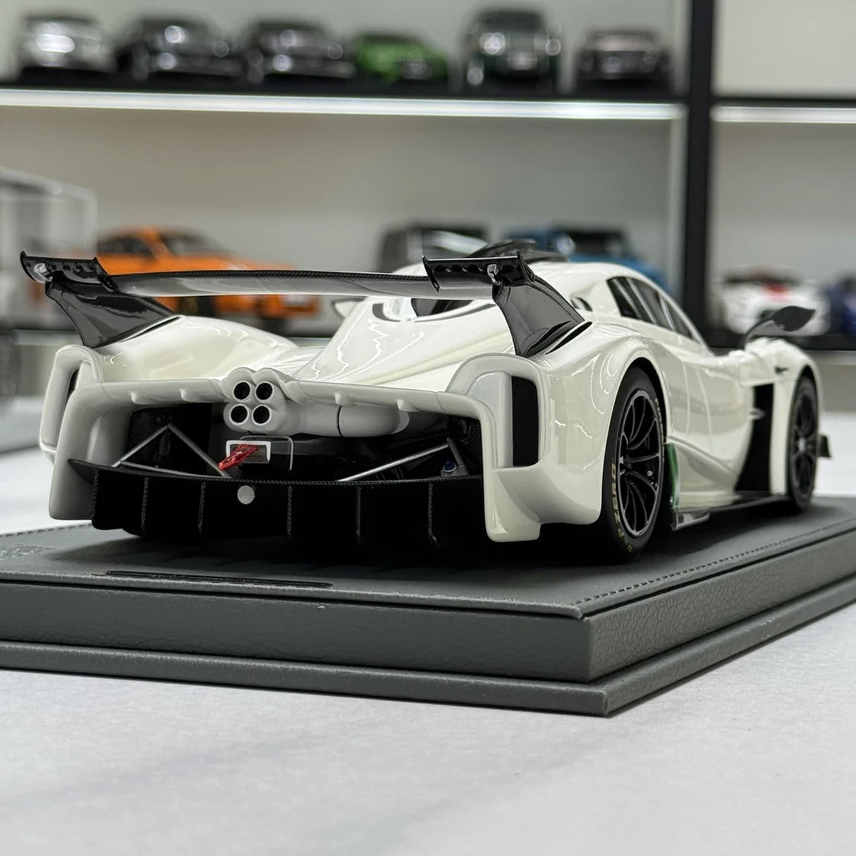 BBR Pagani 2021 Huayra R White 1:18 – Verzamelbare resin modelhars