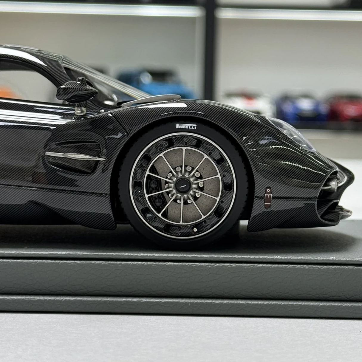 BBR Pagani 2022 يوتوبيا كربون بلاك 1:18 – نموذج راتنج قابل للجمع