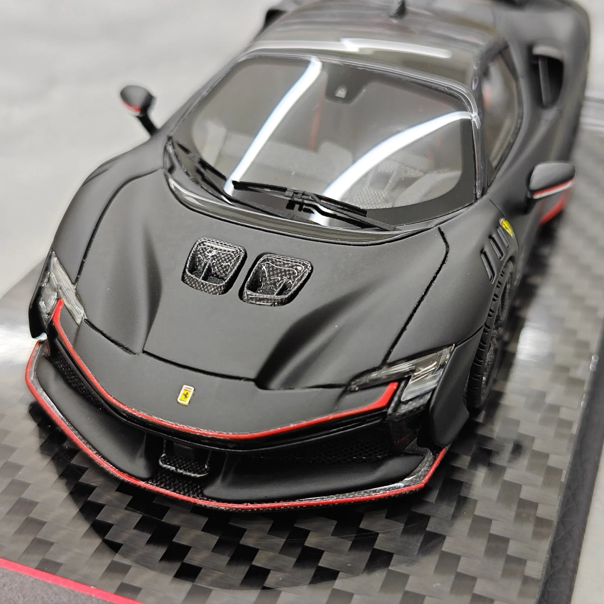 Ferrari 2024 SF90 XX Stradale #16 Matt Black 1:43 modèle de collection en résine par BBR - vue 11
