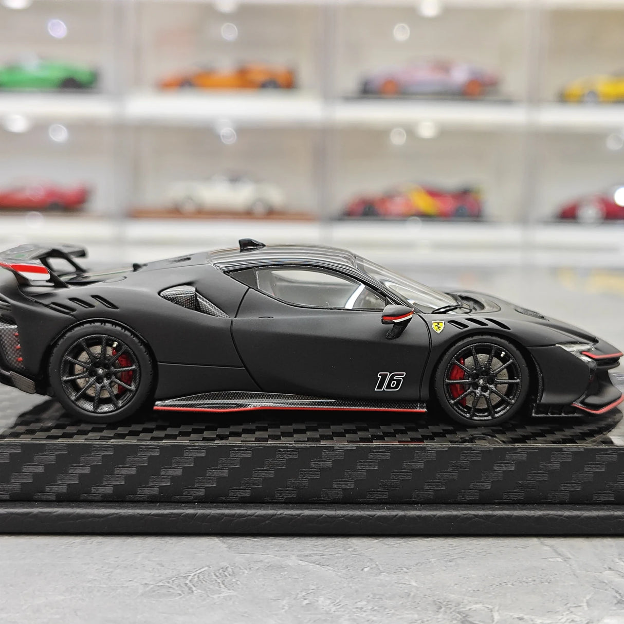 Ferrari 2024 SF90 XX Stradale #16 Matt Black 1:43 modèle de collection en résine par BBR - vue 9