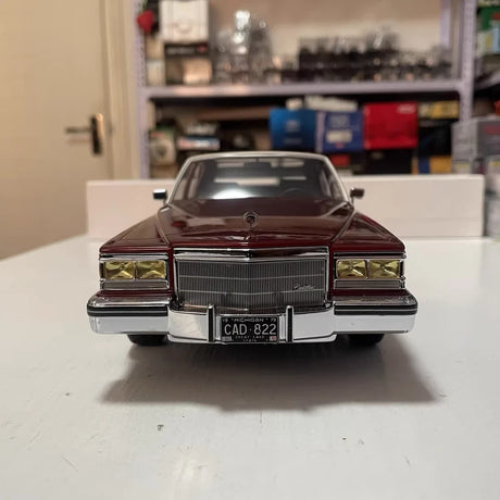 [BOS] 1:18 Cadillac 1982 Fleetwood Brougham rood modelauto Die-Cast
