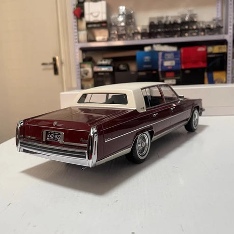 [BOS] 1:18 Cadillac 1982 Fleetwood Brougham rood modelauto Die-Cast