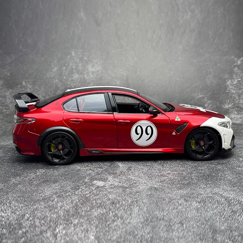 [Bburago] 1:18 Alfa Romeo 2020 Giulia GTA #99 Model Car Die-Cast