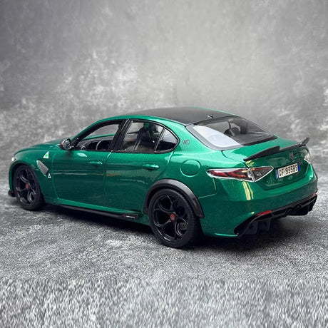 [Bburago] 1:18 Alfa Romeo 2020 Giulia GTA Green Model Car Die-Cast