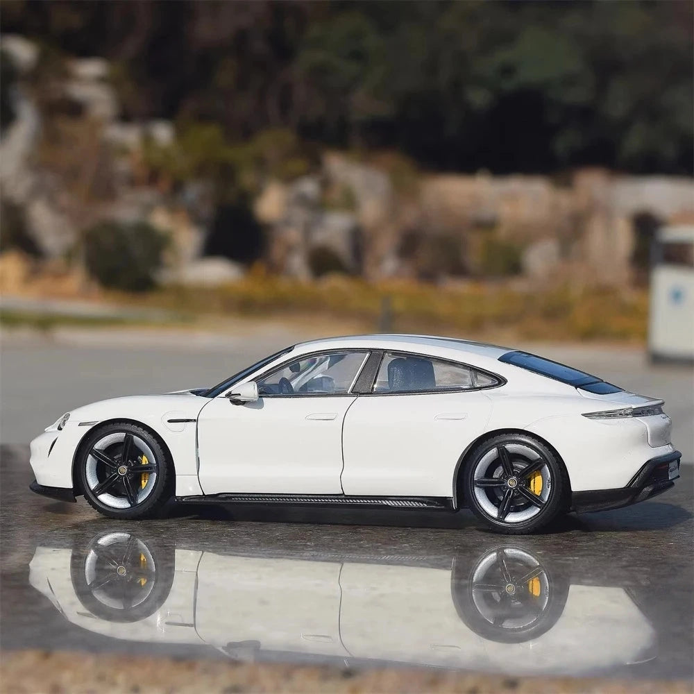 [Bburago] 1:24 Porsche 2019 Taycan Turbo S White Model Car Die-Cast