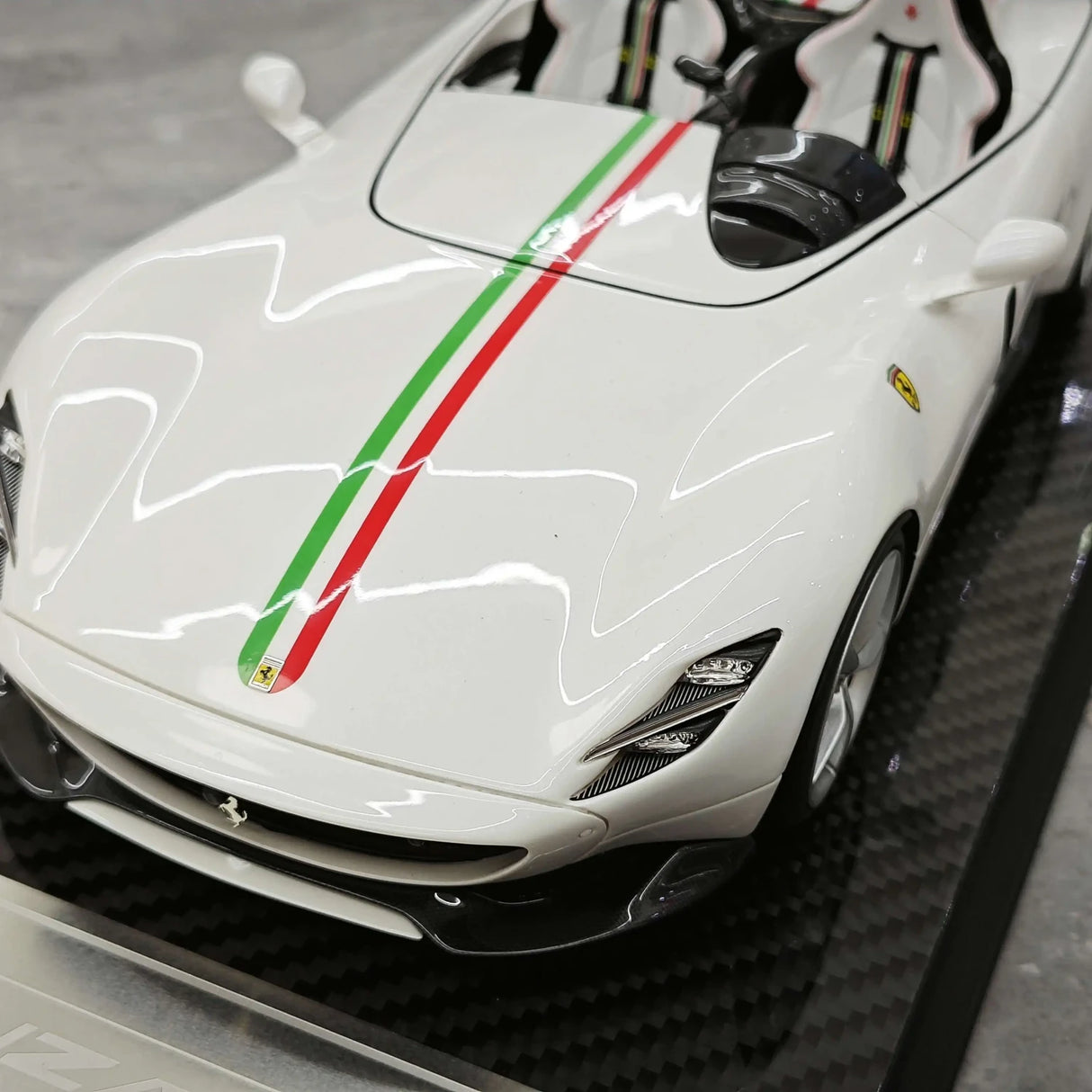 CE Ferrari 2018 Monza SP2 italiensk vit 1:18 – samlarobjekt resinmodellresin